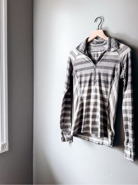 Lululemon Gray White Striped Half Zip Pullover Thumbholes Size 6
